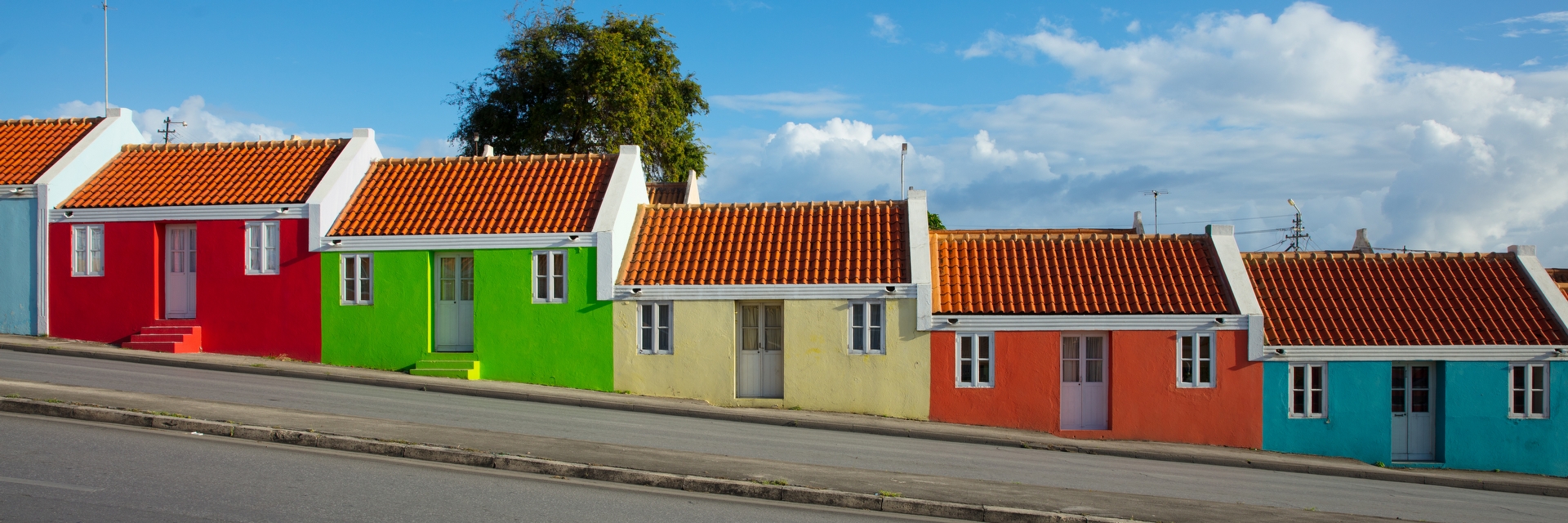 Fel gekleurde huisjes op de Antillen
