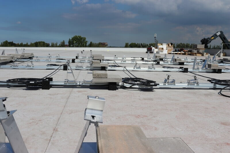 Zonnepanelen leggen op het dak van het nieuwe pand
