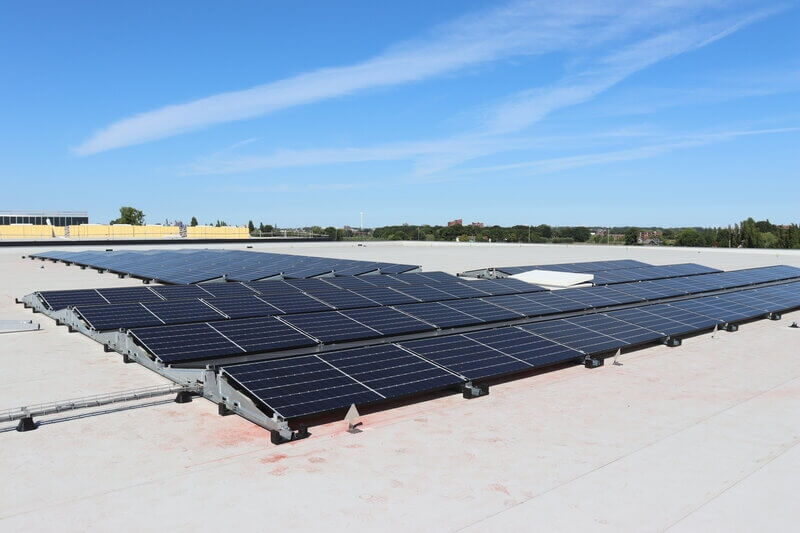 130 zonnepanelen op het dak van het pand